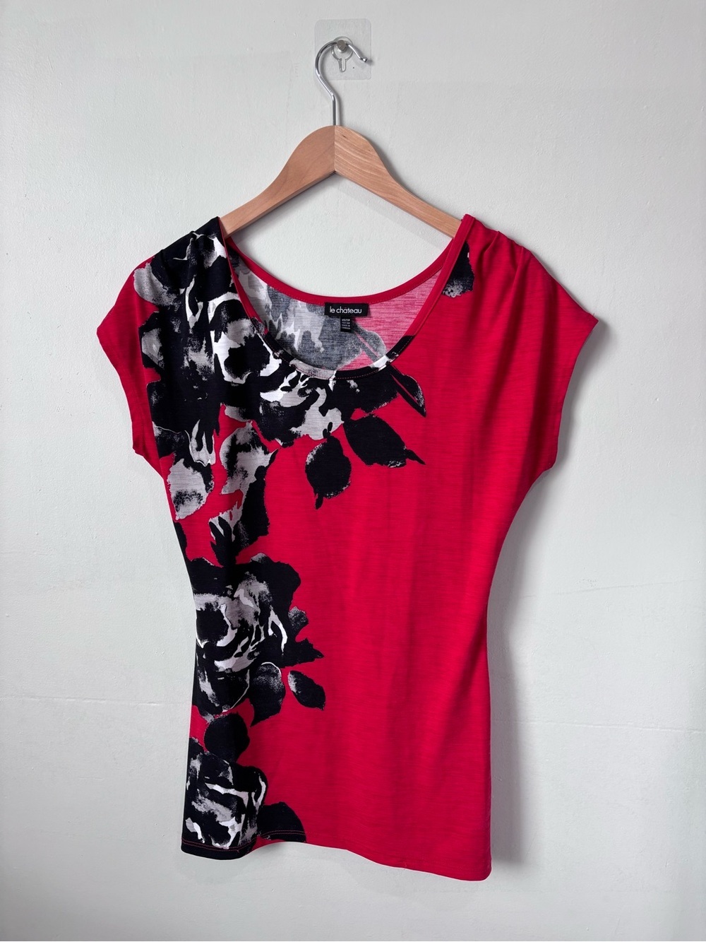 Le Château Floral Scoop Neck Cap Sleeve Top | Red & Black | Size XS